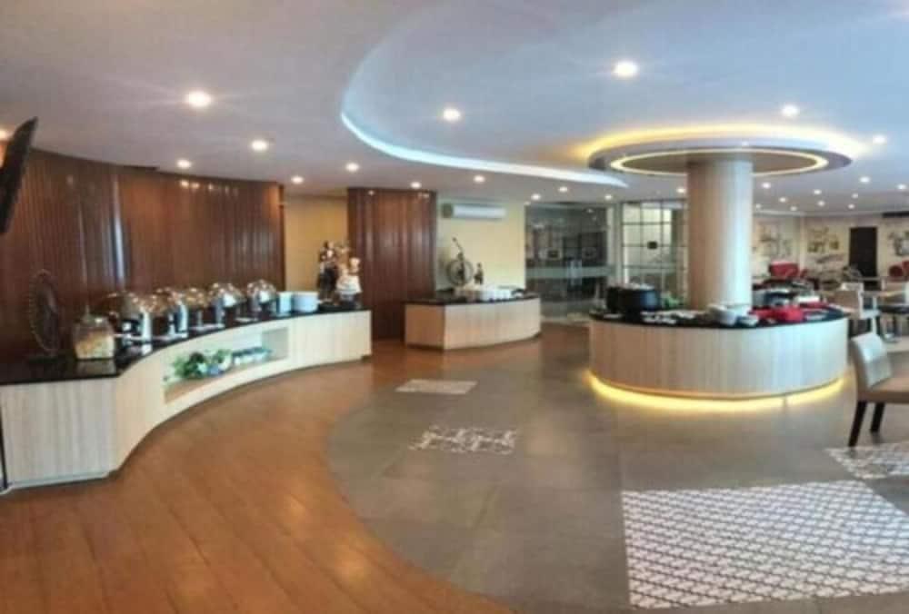 Yello Hotel Samarinda Bagian luar foto